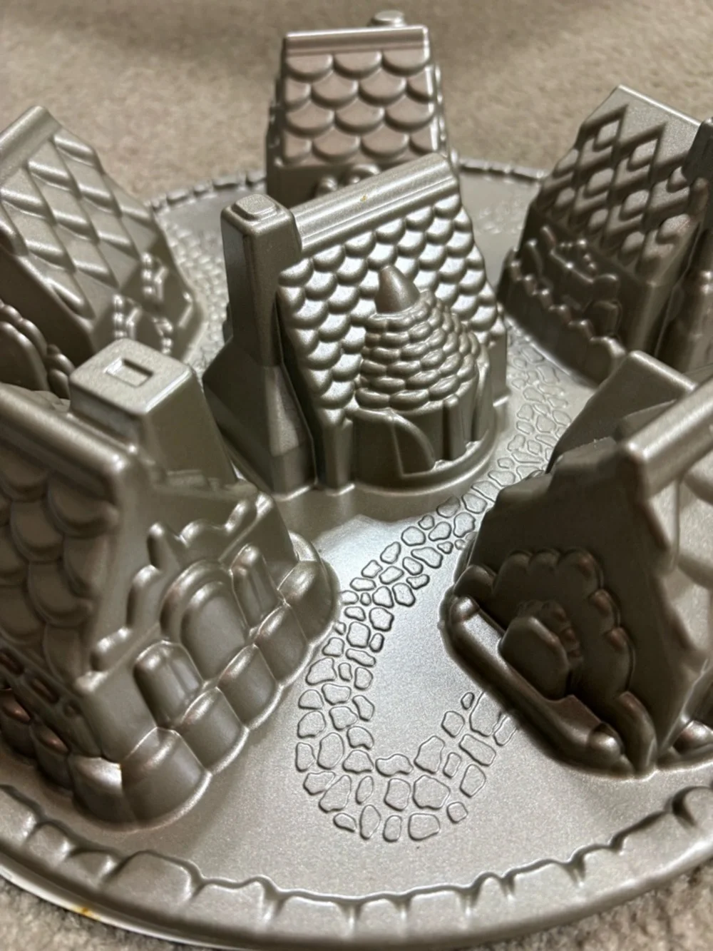 Williams Sonoma Snowy Village Holiday Mini Cottage Mold pan